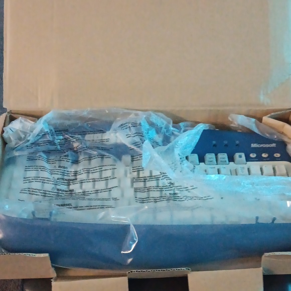 Microsoft Multimedia Keyboard - Picture 1 of 11